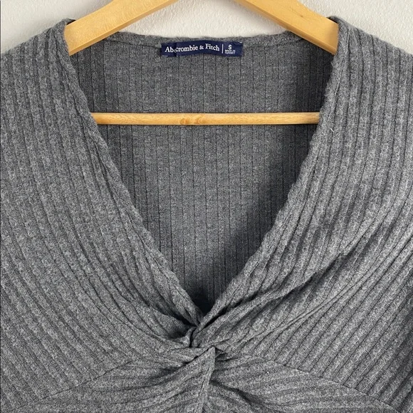 Abercrombie & Fitch Ribbed Knit Short Sleeve Crop Top | V Neck, Ruched/Keyhole - Picture 3 of 14